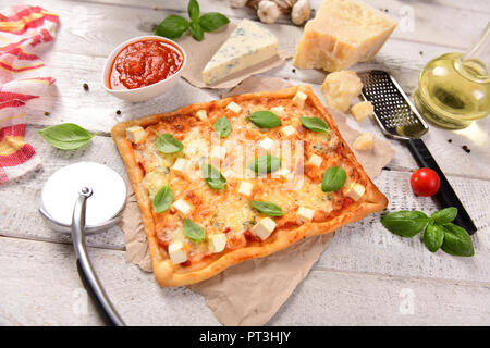 In casa quattro formaggi pizza Foto Stock