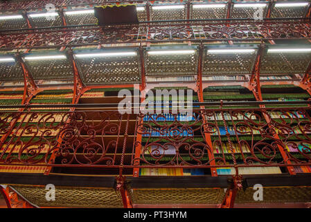 Famosa biblioteca con influenza Cinese in handelingskamer nel palazzo del parlamento in Den Haag, Hollandw Foto Stock