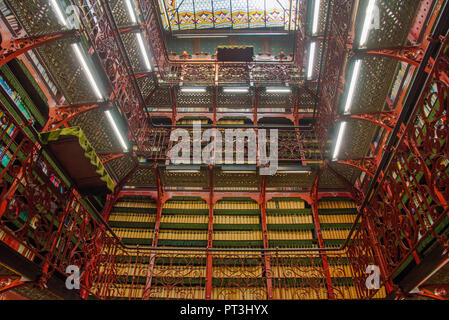 Famosa biblioteca con influenza Cinese in handelingskamer nel palazzo del parlamento in Den Haag, Hollandw Foto Stock