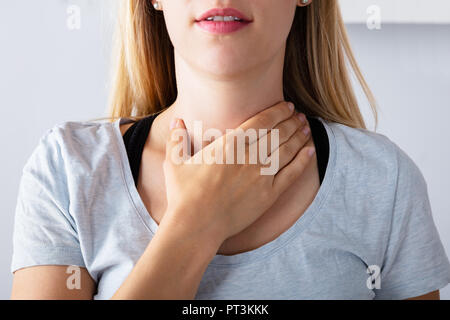 Close-up di un malato donna con mal di gola Foto Stock