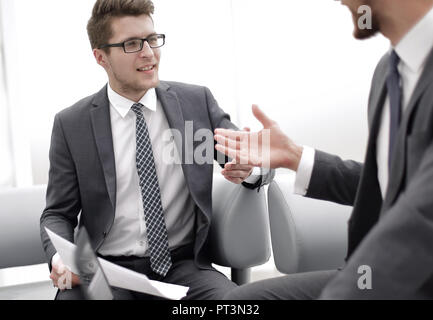 Close up. business partner per discutere i termini del contratto .concetto di dialogo Foto Stock