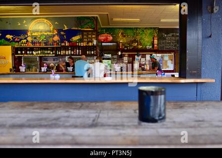 Paio di bere al bar presso l'hotel Rollingstone, Rollingstone, Queensland, Australia Foto Stock