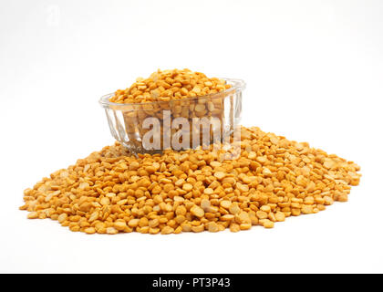 Giallo piselli spezzati isolati su sfondo bianco. Foto Stock