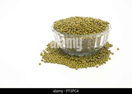 Verde fagioli mung in modo chiaro la ciotola di vetro isolato su sfondo bianco. Foto Stock