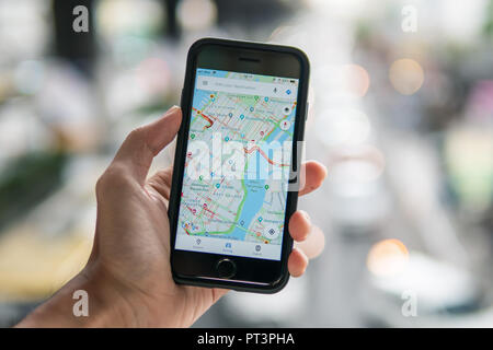 Bangkok, Tailandia - 11 Agosto 2018 : Apple iPhone 7 tenuto in una mano che mostra il suo schermo con applicazione Google maps. Foto Stock