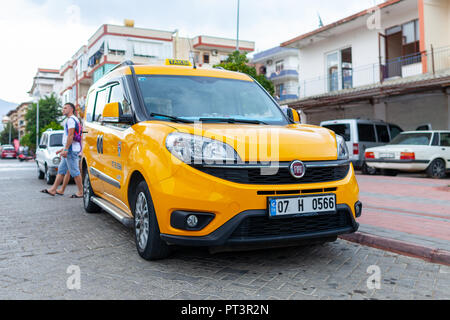 ANTALYA / TURCHIA - Settembre 29, 2018: Turco Taxi sorge su una strada a Antalya Foto Stock