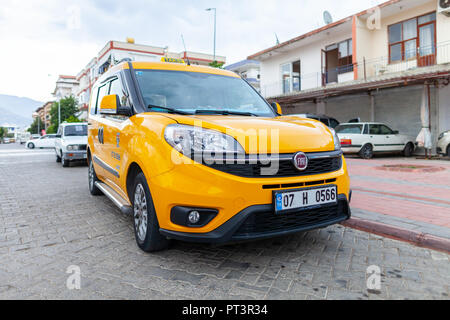 ANTALYA / TURCHIA - Settembre 29, 2018: Turco Taxi sorge su una strada a Antalya Foto Stock