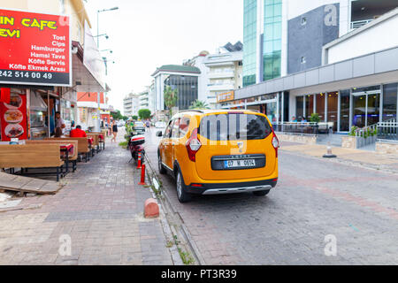 ANTALYA / TURCHIA - Settembre 29, 2018: Turco Taxi sorge su una strada a Antalya Foto Stock