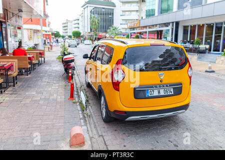 ANTALYA / TURCHIA - Settembre 29, 2018: Turco Taxi sorge su una strada a Antalya Foto Stock