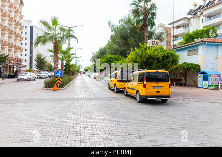 ANTALYA / TURCHIA - Settembre 29, 2018: Turco Taxi sorge su una strada a Antalya Foto Stock