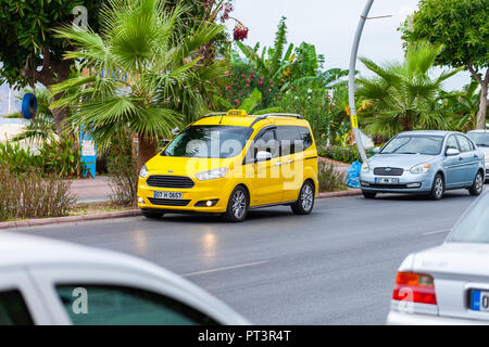 ANTALYA / TURCHIA - Settembre 29, 2018: Turco Taxi sorge su una strada a Antalya Foto Stock