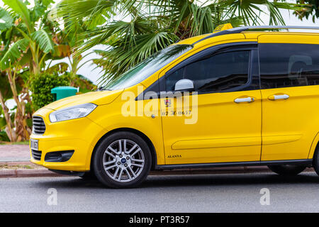 ANTALYA / TURCHIA - Settembre 29, 2018: Turco Taxi sorge su una strada a Antalya Foto Stock