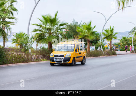 ANTALYA / TURCHIA - Settembre 29, 2018: Turco Taxi unità su una strada a Antalya Foto Stock