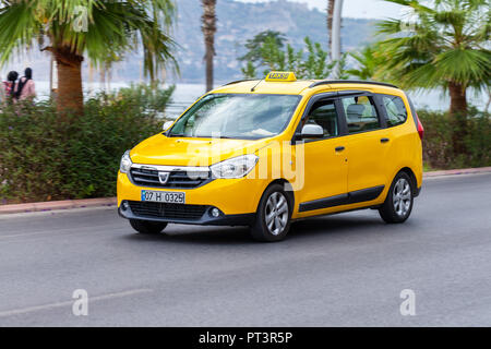 ANTALYA / TURCHIA - Settembre 29, 2018: Turco Taxi unità su una strada a Antalya Foto Stock