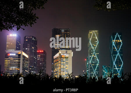 Edifici ad alta in Futian Central Business District (CBD) illuminato di notte. Shenzhen, Provincia del Guangdong, Cina. Foto Stock