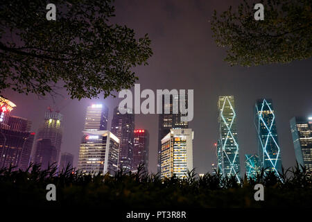 Edifici ad alta in Futian Central Business District (CBD) illuminato di notte. Shenzhen, Provincia del Guangdong, Cina. Foto Stock