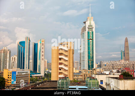 Edifici ad alta nel quartiere di Futian. Shenzhen, Provincia del Guangdong, Cina. Foto Stock