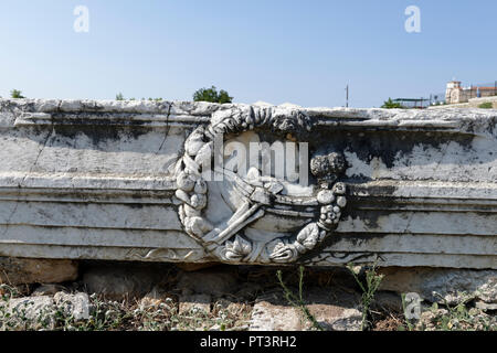 Marmo ornati rovina dal Peribolos di Apollo, un peristilio di marmo Lechaion adiacenti road. Antica Corinto. Peloponneso. La Grecia. Foto Stock