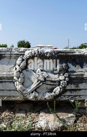 Marmo ornati rovina dal Peribolos di Apollo, un peristilio di marmo Lechaion adiacenti road. Antica Corinto. Peloponneso. La Grecia. Foto Stock