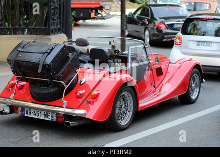 Montecarlo, Monaco - 5 Ottobre 2018 : Morgan Plus 4 Classic British Convertible Auto sportiva, un uomo alla guida di un Rosso Vintage In auto le strade del Principato di Monaco in Foto Stock