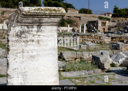 Statua in marmo di base con inscritto il Greco antico testo lungo la strada Lechaion o modo, Antica Corinto. Peloponneso. La Grecia. Il 12 metri largo marmo p Foto Stock