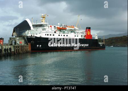 Traghetto Calmac signore delle isole ormeggiato a Mallaig, Scozia Foto Stock