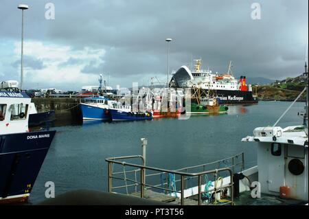 Mallaig Harbour con traghetto signore delle isole in background Foto Stock