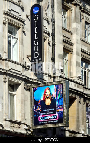 "Società" (Stephen Sondheim musicale) al Gielgud Theatre, Shaftesbury Avenue, Londra, Inghilterra, Regno Unito. Ottobre 2018. Interpretato da Rosalie Craig e Patti L Foto Stock