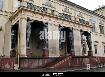 Le enormi statue di atlanti scolpiti che tenere premuto fino al portico sul retro ingresso al Museo Hermitage di San Pietroburgo, Russia. Foto Stock