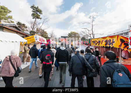 Giapponese Anno nuovo, Shogatsu. La gente camminare l approccio al Fushimi Inari santuario a Kyoto per la loro prima visita del nuovo anno, Hatsumode. Foto Stock