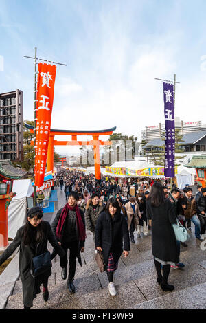 Giapponese Anno nuovo, Shogatsu. La gente camminare l approccio al Fushimi Inari santuario a Kyoto per la loro prima visita del nuovo anno, Hatsumode. Foto Stock