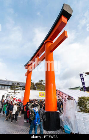 Giapponese Anno nuovo, Shogatsu. La gente camminare l approccio al Fushimi Inari santuario a Kyoto per la loro prima visita del nuovo anno, Hatsumode. Foto Stock