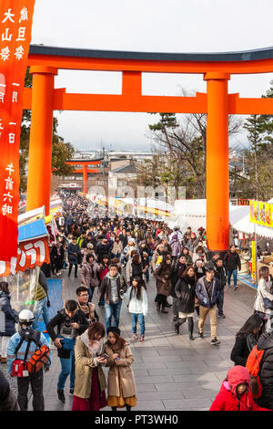 Giapponese Anno nuovo, Shogatsu. La gente camminare l approccio al Fushimi Inari santuario a Kyoto per la loro prima visita del nuovo anno, Hatsumode. Foto Stock