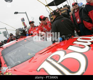 Dale Earnhardt Jr parla al suo capo equipaggio Tony Eury Jr prima dell'inizio della NASCAR Daytona 500 al Daytona International Speedway di Daytona Beach, in Florida, il 19 febbraio 2006. Foto Stock