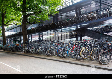 Multi livello parcheggio bici garage al di fuori della stazione centrale di Amsterdam Foto Stock