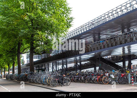 Multi livello parcheggio bici garage al di fuori della stazione centrale di Amsterdam Foto Stock