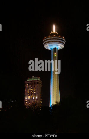 NIAGARA Falls, Ontario, Canada - 21 Maggio 2018: la Torre Skylon, casinò e hotel alle Cascate del Niagara di notte Foto Stock