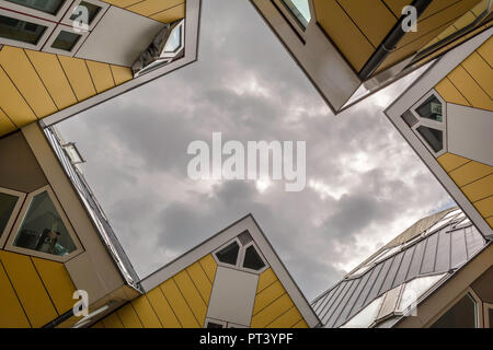 Case Cubiche di Rotterdam, Paesi Bassi visti da sotto in scialbo giorno nuvoloso. Si tratta di una serie di case innovative Foto Stock
