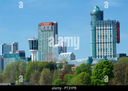 NIAGARA Falls, Ontario, Canada - 21 Maggio 2018: vista esterna del Fallsview Casino Resort la torre e la skyline di Niagara Falls durante la primavera Foto Stock