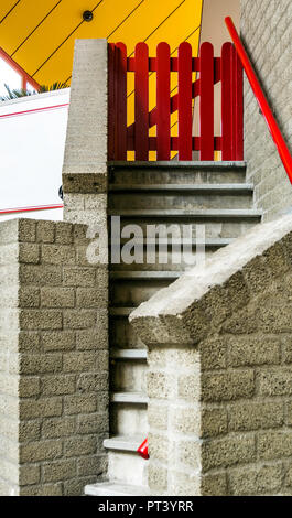 Ingresso al cubo casa con scale e piccolo cancello rosso. Si tratta di una serie di case innovative a Rotterdam, Paesi Bassi Foto Stock