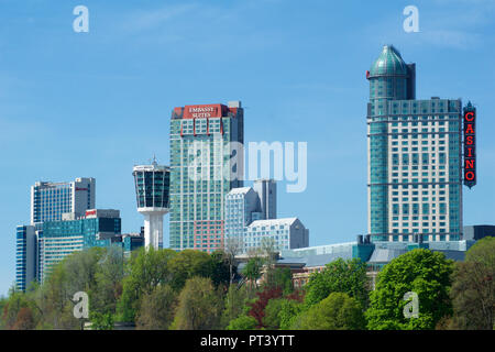 NIAGARA Falls, Ontario, Canada - 21 Maggio 2018: vista esterna del Fallsview Casino Resort la torre e la skyline di Niagara Falls durante la primavera Foto Stock