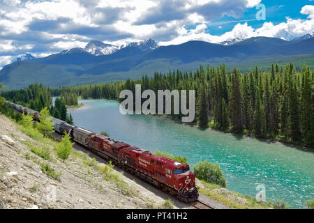 Morant la curva, il famoso spot lungo la Canadian Pacific Railway, Alberta, Canada Foto Stock