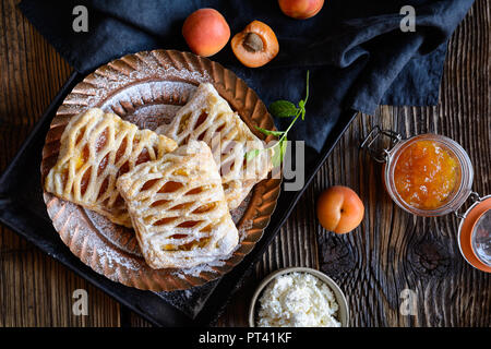 Deliziosa pasta sfoglia torte salate con ripieno di marmellata di albicocche e ricotta Foto Stock
