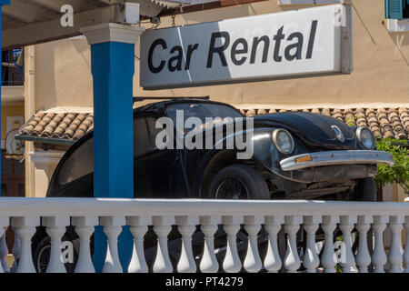 Un greco cura ufficio di noleggio con un originale nero scarabeo di Volkswagen auto su una rampa per la pubblicità in Grecia. Foto Stock