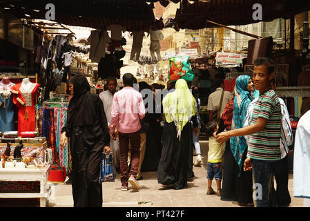 Persone intorno il Vecchio Souk di Aswan, Egitto. Foto Stock