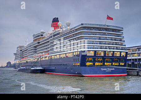 Nave da crociera Queen Elisabeth al centro della crociera di Altona, Amburgo, Germania Foto Stock