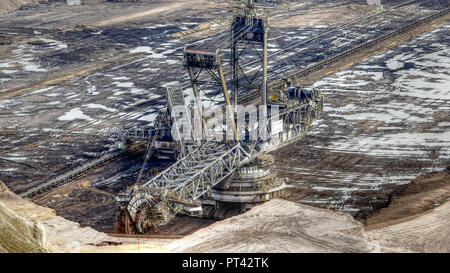 La perforazione in carbone marrone miniera a cielo aperto di Garzweiler la RWE vicino a Grevenbroich, Rhenish carbone marrone campo, Renania settentrionale-Vestfalia, Germania Foto Stock