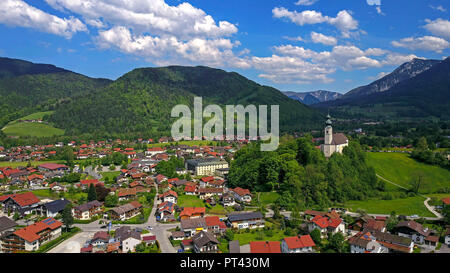 Vista di Ruhpolding con San Georg chiesa, nei pressi di Traunstein, Chiemgau, Alta Baviera, Baviera, Germania Foto Stock