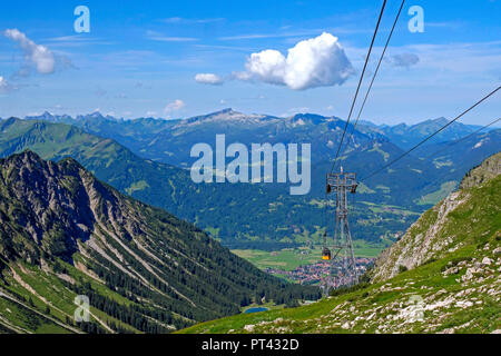 Vista dalla Nebelhorn nella valle, Oberstdorf, Algovia, Svevia, Baviera, Germania Foto Stock