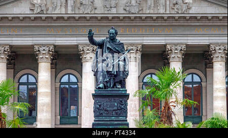 Monumento al re Max I. Joseph di fronte al Teatro Nazionale, Max-Joseph-Platz, Monaco di Baviera, Baviera, Baviera, Germania Foto Stock